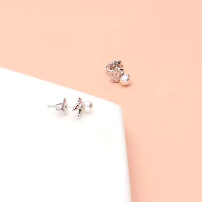 BERRICLE Earrings Leaf Imitation Pearl Stud Earrings in Sterling Silver