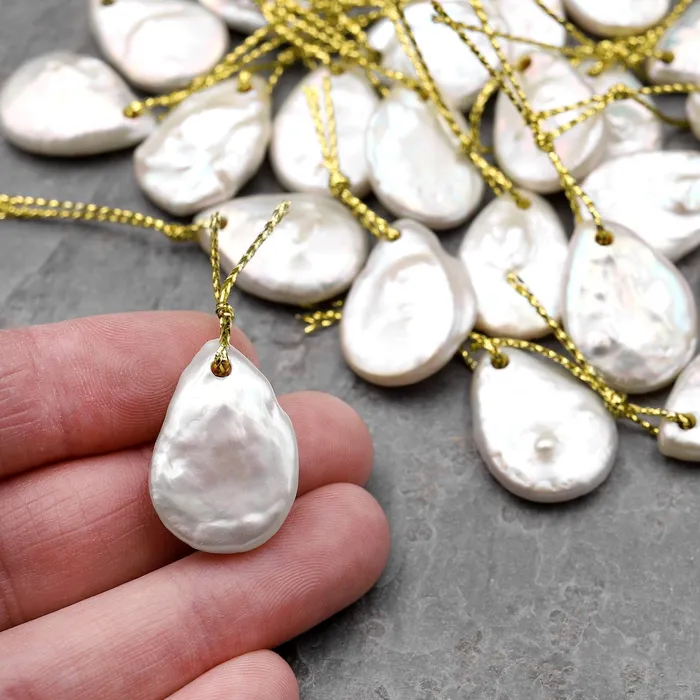 Natural White Teardrop Coin Pearl Pendant Focal Bead Intrinsic Trading Necklaces Natural White Teardrop Coin Pearl Pendant Focal Bead Intrinsic Trading Necklaces